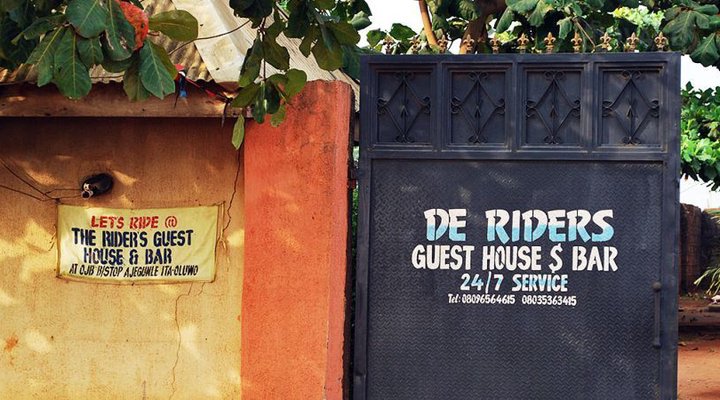 De Riders Guest House and Bar