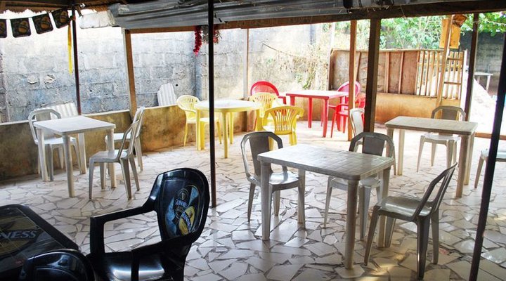 De Riders Guest House and Bar