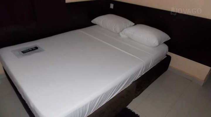 Wes-fat Suites, Restaurant and Bar