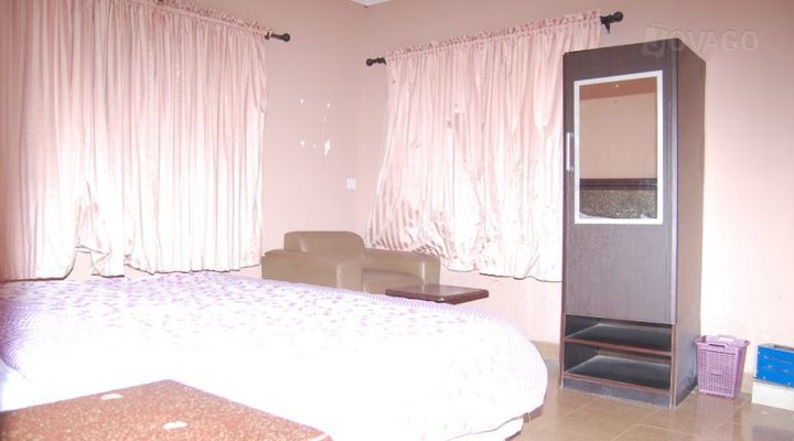 Giant Star Hotel And Suites
