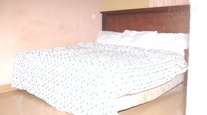 Giant Star Hotel And Suites