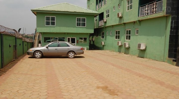 Giant Star Hotel And Suites