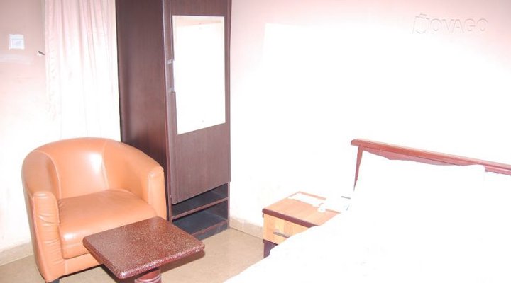 Giant Star Hotel And Suites