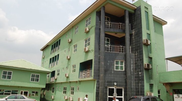 Giant Star Hotel And Suites