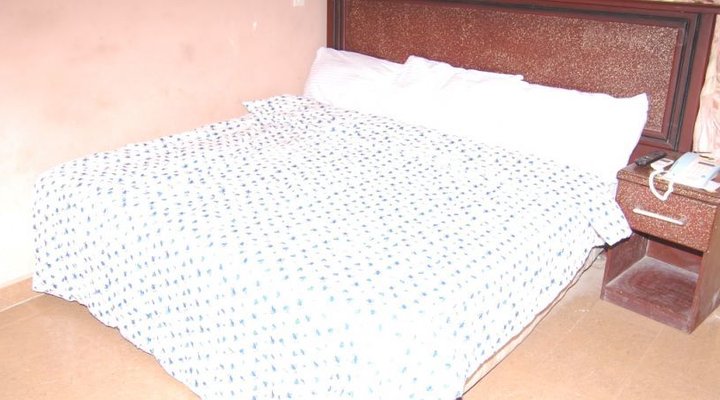 Giant Star Hotel And Suites