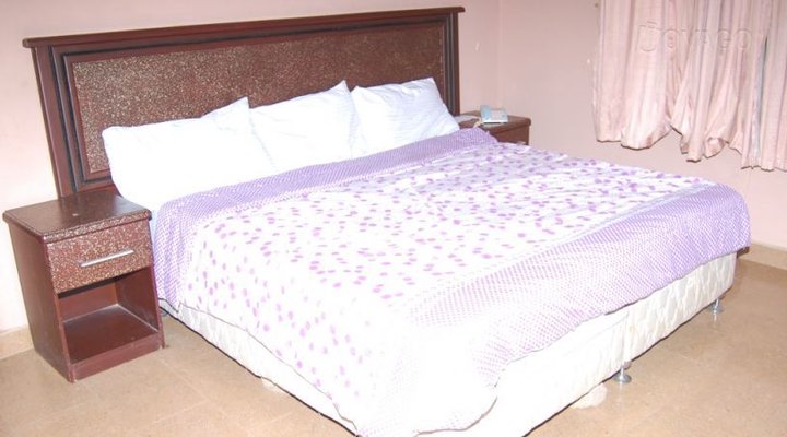 Giant Star Hotel And Suites
