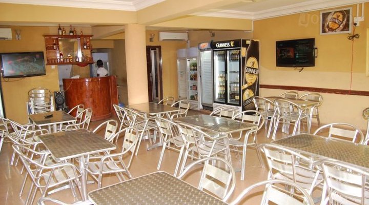 Giant Star Hotel And Suites