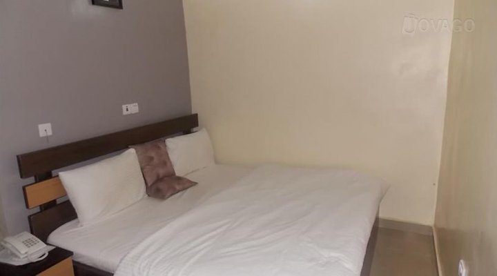 Crestwood Hotels & Suites LTD