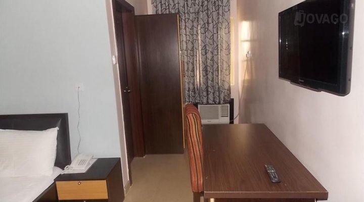 Crestwood Hotels & Suites LTD