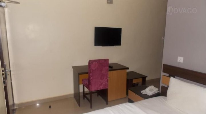 Crestwood Hotels & Suites LTD