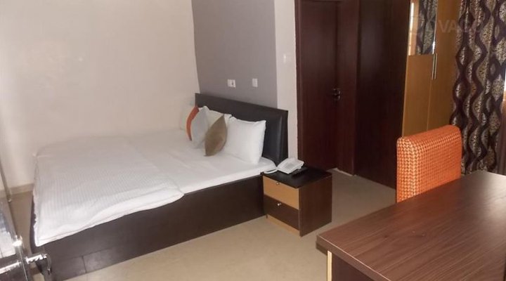 Crestwood Hotels & Suites LTD