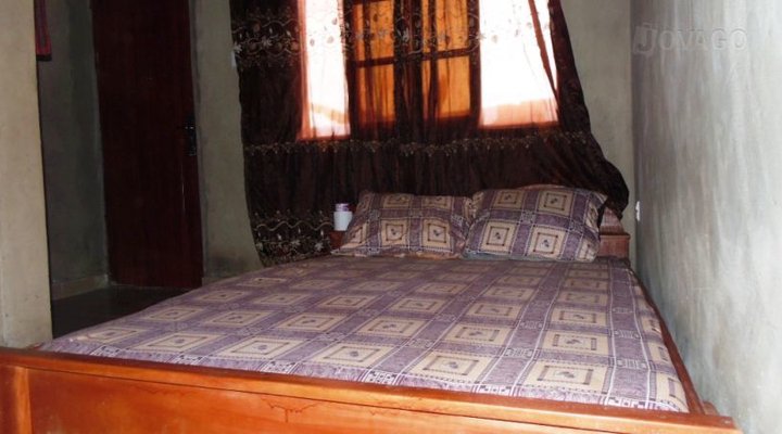 Happiness Hotel & Bar