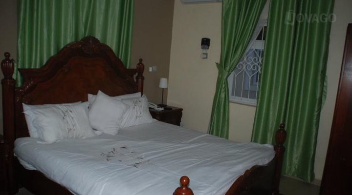 Emerald Suites
