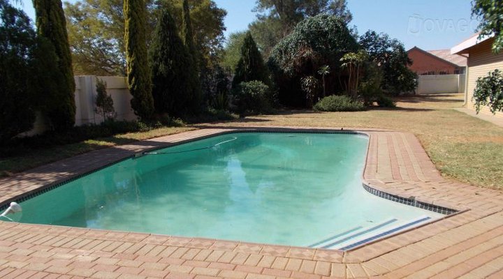 Living Guest House Executive