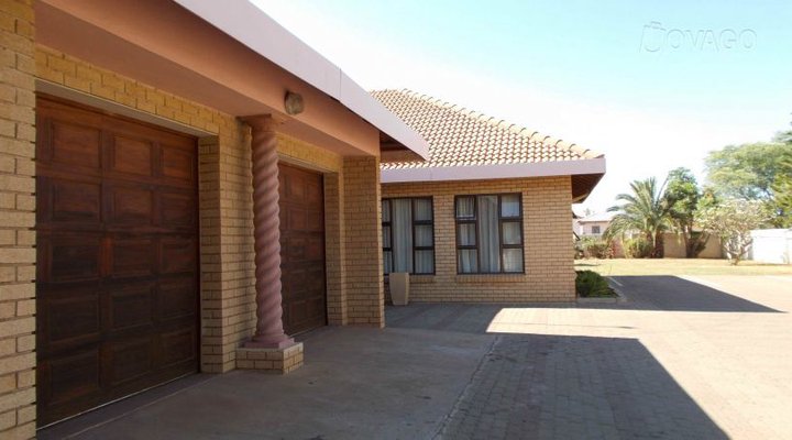 Living Guest House Executive