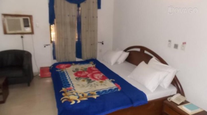 Creme Suites & Hotel