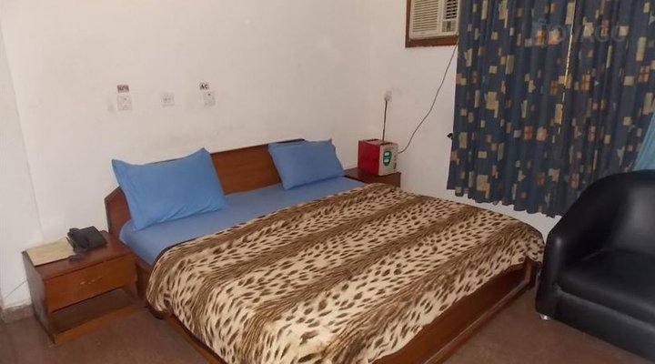 Creme Suites & Hotel