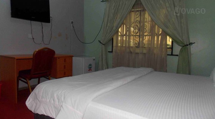 La Avril Hotel And Suites