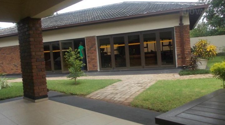 Victoria Falls De Luxe Suites
