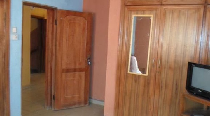 Derrick Lounge Hotel