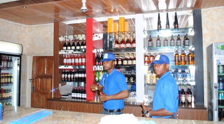 Vista Lounge & Suites