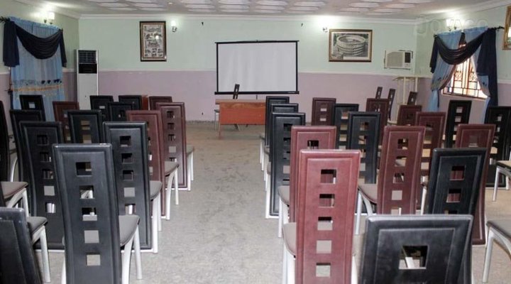 Le-Freedom Suites & Conference Inn