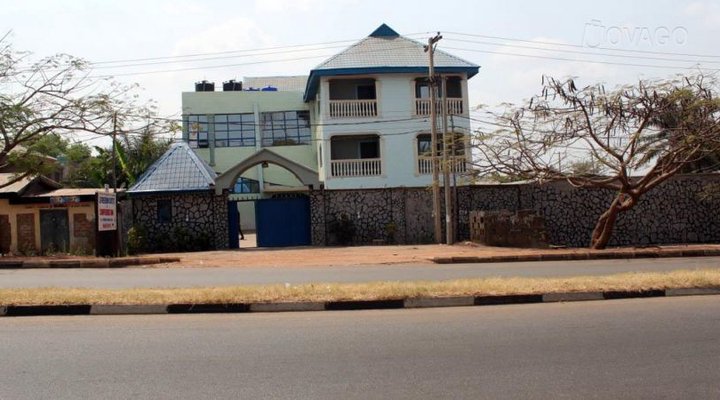 Le-Freedom Suites & Conference Inn