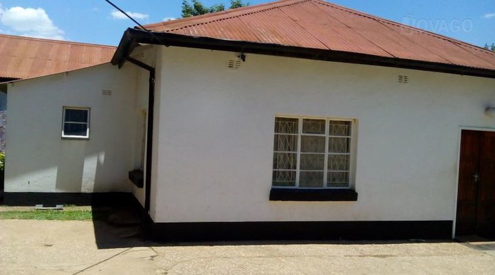 Chinhoyi Inn & Backpackers Lodge