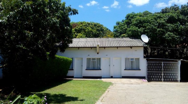 Chinhoyi Inn & Backpackers Lodge