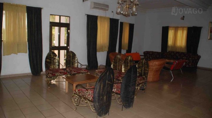 Crest Hotel & Gardens