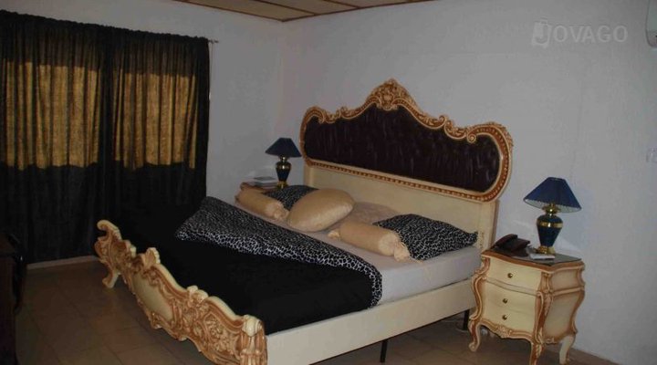 Crest Hotel & Gardens