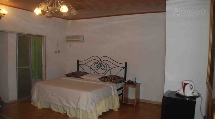 Crest Hotel & Gardens