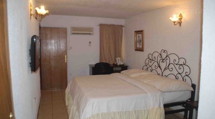 Crest Hotel & Gardens