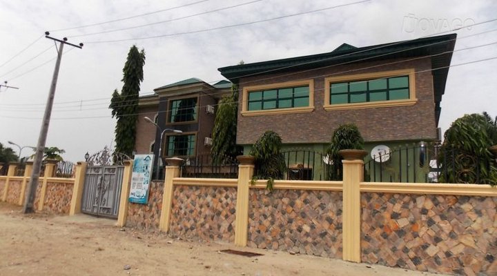 Golden Wax Garden And Suites