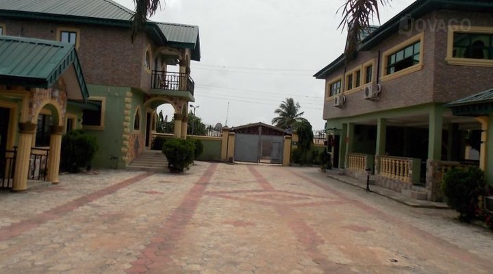 Golden Wax Garden And Suites