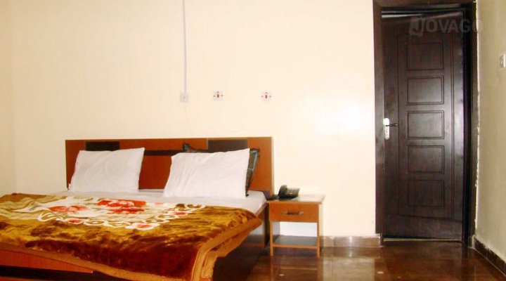 Domfav Hotel & Suites