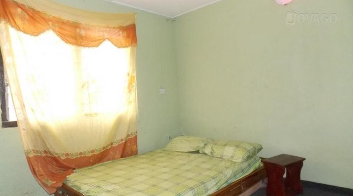 Model Exclusive Corner