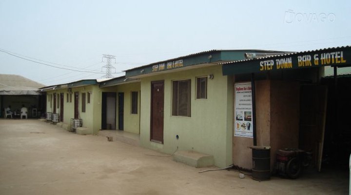 Step Down Bar And Hotel