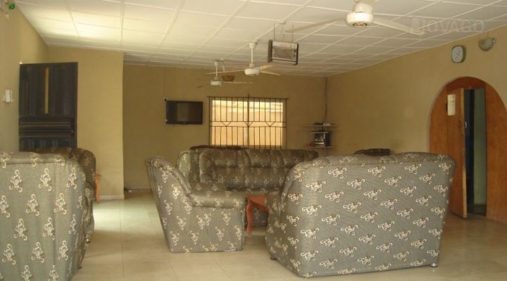 Step Down Bar And Hotel