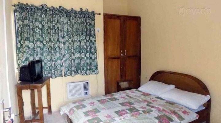 Delly's Hotel and Suite