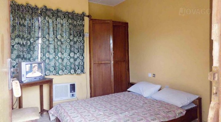 Delly's Hotel and Suite