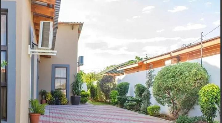 Luxlusive Guest House