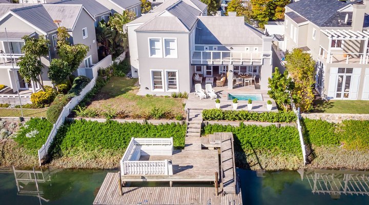 Luxurious and Welcoming Holiday Living
