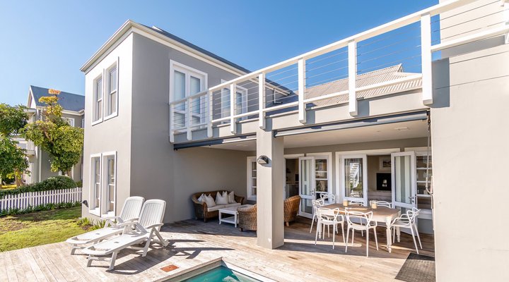 Luxurious and Welcoming Holiday Living