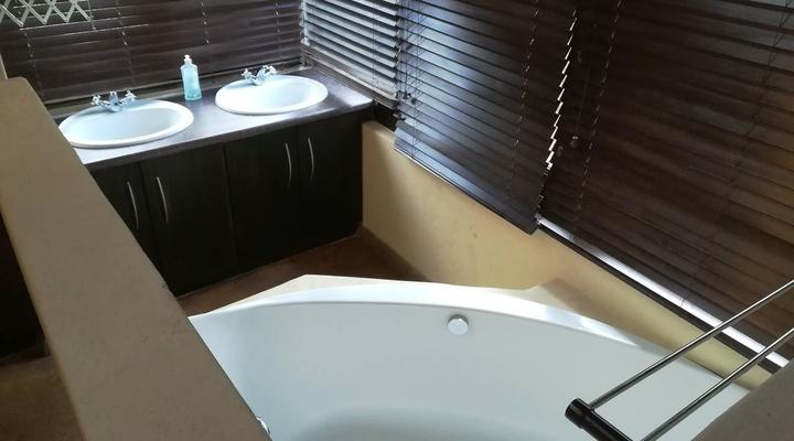 Sunset Private Game Lodge, Mabalingwe