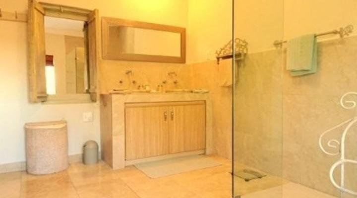 African Palm Cottage and Guesthouse