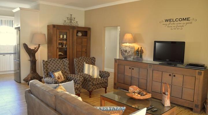 African Palm Cottage and Guesthouse