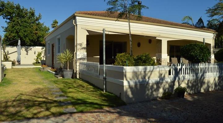African Palm Cottage and Guesthouse