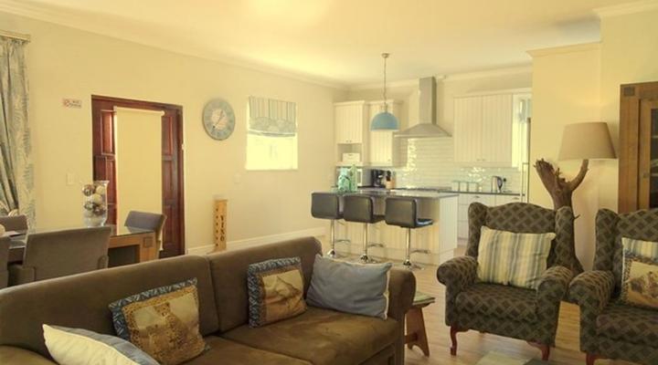 African Palm Cottage and Guesthouse