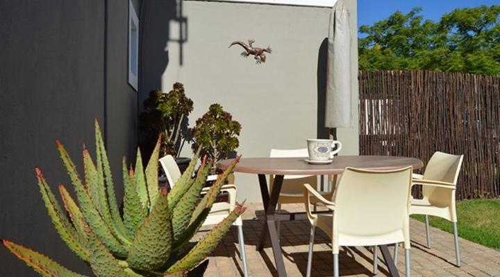 African Palm Cottage and Guesthouse